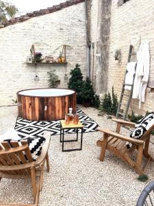 Maisons de vacances Greengates Rose Cottage Beautiful rural French home Hot tub Heated pool : photos des chambres