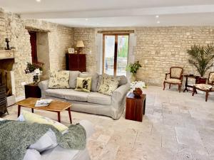 Maisons de vacances Greengates Rose Cottage Beautiful rural French home Hot tub Heated pool : photos des chambres