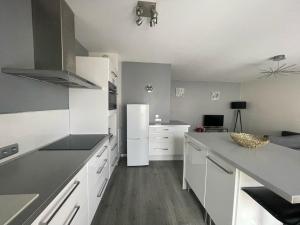 Appartements City & cosy, LYON CHARCOT- WIFI - LAVE LINGE - BALCON - PARKING : photos des chambres