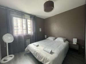 Appartements City & cosy, LYON CHARCOT- WIFI - LAVE LINGE - BALCON - PARKING : photos des chambres