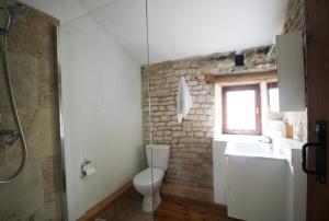 Maisons de vacances Greengates Rose Cottage Beautiful rural French home Hot tub Heated pool : photos des chambres