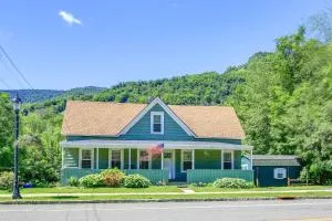 Hunter Home with Fire Pit and Yard On Main Street! - هونتر