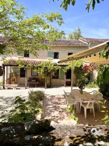 Maisons de vacances Greengates Rose Cottage Beautiful rural French home Hot tub Heated pool : photos des chambres