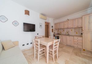 LaureLiving Holiday Home Esters House