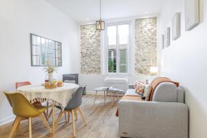 Old town Antibes Superb new flat, for 3, AC, Wi-Fi