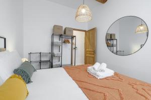 Old town Antibes Superb new flat, for 3, AC, Wi-Fi