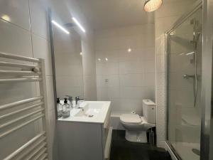 Appartements City & cosy, LYON CHARCOT- WIFI - LAVE LINGE - BALCON - PARKING : photos des chambres