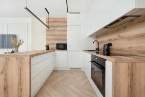 Stylowy Apartament z Balkonem i Wanną by Noclegi Renters