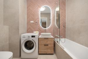 Stylowy Apartament z Balkonem i Wanną by Noclegi Renters