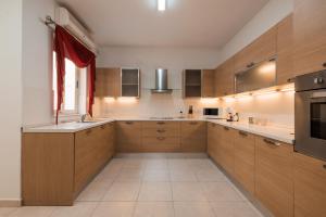 Larger than usual 3BD Apartment