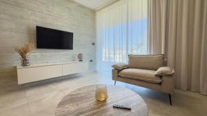 Malberry Park 301 - Modern 2bedroom Apt with Shared Heated Pool, Sauna, Gym, Jacuzzi