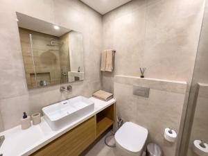 Malberry Park 301 - Modern 2bedroom Apt with Shared Heated Pool, Sauna, Gym, Jacuzzi