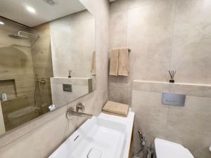 Malberry Park 301 - Modern 2bedroom Apt with Shared Heated Pool, Sauna, Gym, Jacuzzi