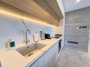 Malberry Park 301 - Modern 2bedroom Apt with Shared Heated Pool, Sauna, Gym, Jacuzzi