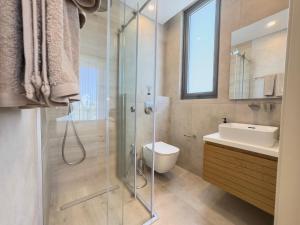 Malberry Park 301 - Modern 2bedroom Apt with Shared Heated Pool, Sauna, Gym, Jacuzzi