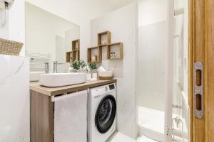 Old town Antibes Superb new flat, for 3, AC, Wi-Fi