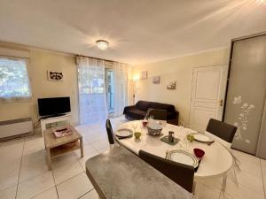 Appartement 2P avec Balcon Proche Centre et Plages - Parking Inclus, Cavalaire - FR-1-226B-127