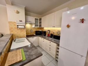 Appartement 2P avec Balcon Proche Centre et Plages - Parking Inclus, Cavalaire - FR-1-226B-127