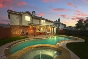 4BD Tropical Pool Oasis with a Game Room - Flower Mound