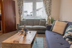 Glasgow, spacious, 2 bed with parking