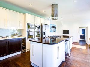 Pass the Keys Large house Leigh Sea views