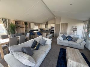 Lodge with hot tub - Waterside, Ingoldmells - pet friendly, WiFi, bed linen - Meadow Lakes Caravan & Lodge Hire