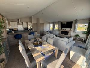 Lodge with hot tub - Waterside, Ingoldmells - pet friendly, WiFi, bed linen - Meadow Lakes Caravan & Lodge Hire