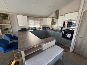 Lodge with hot tub - Waterside, Ingoldmells - pet friendly, WiFi, bed linen - Meadow Lakes Caravan & Lodge Hire