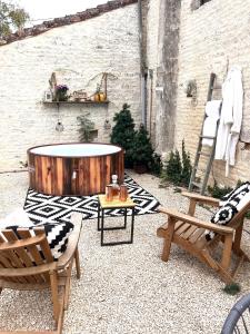 Maisons de vacances Greengates Rose Cottage Beautiful rural French home Hot tub Heated pool : Maison 3 Chambres