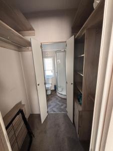 Lodge with hot tub - Waterside, Ingoldmells - pet friendly, WiFi, bed linen - Meadow Lakes Caravan & Lodge Hire