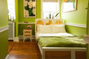Chateau Connellsville Botanical Haven Suite