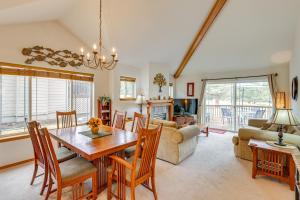 Hot Tub at Townhome on 8th Green in Redmond - 3hvězdičkové hotely ve městě Redmond