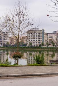 Tirent Apartment-Modern Bedrooms Stay Near Liqeni i Thatë