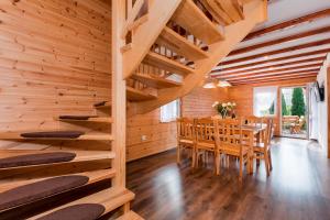 Bursztynek zadaszony i podgrzewany basen - 3 sypialnie 6-8 osób