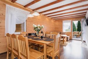 Bursztynek zadaszony i podgrzewany basen - 3 sypialnie 6-8 osób