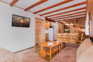 Bursztynek zadaszony i podgrzewany basen - 3 sypialnie 6-8 osób