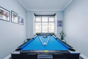 Spacious 4 Bed in Birmingham by 53 Degrees Property, Ideal for Business or Families, Games Room! - Longbridge