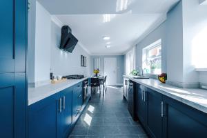 Spacious 4 Bed in Birmingham by 53 Degrees Property, Ideal for Business or Families, Games Room!