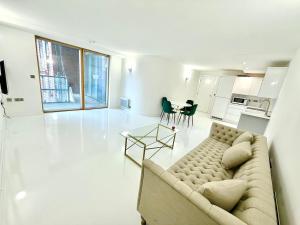 Leeds Train Station city centre villa style flat