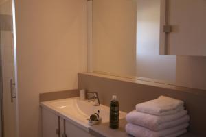 Sejours a la campagne La Bastide des Cypres : Appartement 2 Chambres Fuchsia