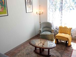 Maisons de vacances Gite renove avec piscine dans le Gatinais - FR-1-590-564 : photos des chambres