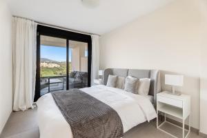 2 Bedroom Apartment with Spectacular Views in Hercesa Calanova Golf
