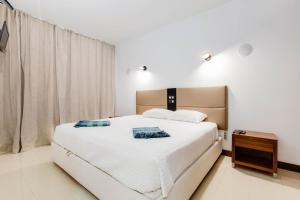 Sea-Stretch viewing SuperKing flat by BentoBox