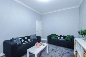 Spacious 4 Bed in Birmingham by 53 Degrees Property, Ideal for Business or Families, Games Room!