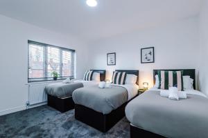 Spacious 4 Bed in Birmingham by 53 Degrees Property, Ideal for Business or Families, Games Room!