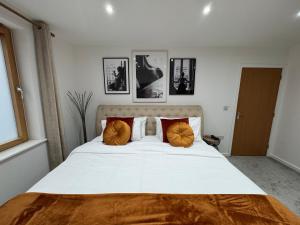 Boujee Arty Apartment in City Centre with Private Parking