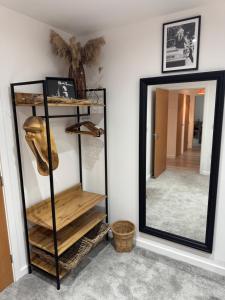 Boujee Arty Apartment in City Centre with Private Parking
