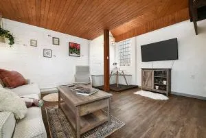 Quiet Loft Sleeps 4, Bright, Beautiful, with Parking - Canonsburg