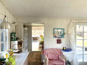 Bohemian summer cottage idyll close to Heatherhill and the beach