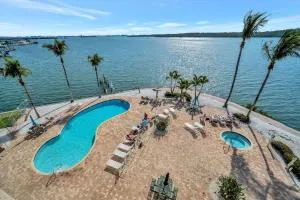 Sunlit Bayview Suite Balcony Pool & Hot Tub - Bay Pines